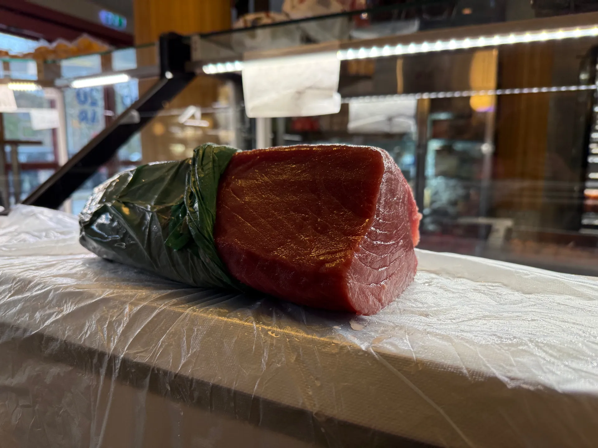 Färsk tonfisk i butiken